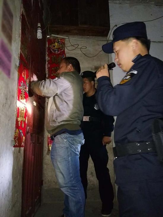 鹤壁粗心妈妈误将幼女锁家中 