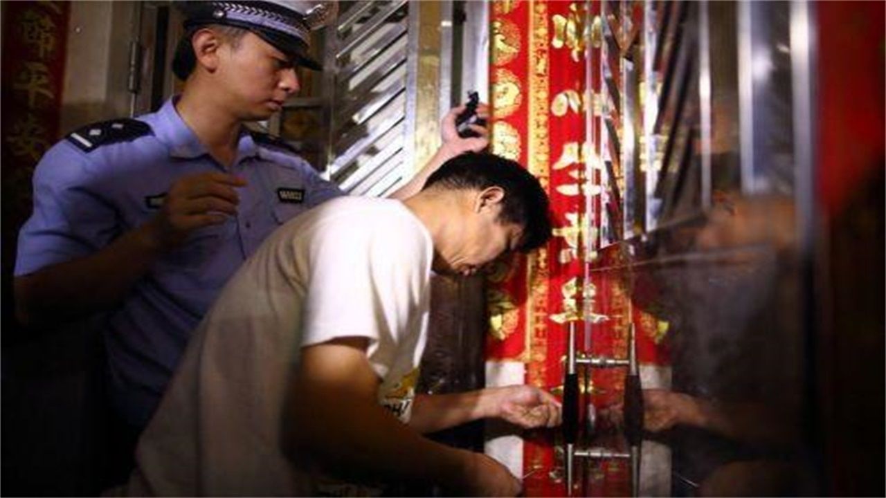 鹤壁请开锁师傅开了锁后，师傅